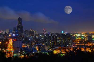 城市景观 高雄市 台湾 月亮 城市 夜景 建物 藍天 台湾