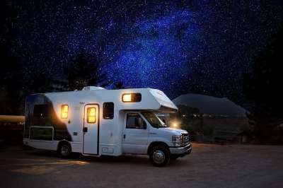 Rv 露营车 夜晚 野营 冒险 户外的 营地 旅行 大篷车