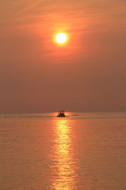 日出 太陽 旭日 橘紅 橙色 大海 金光 波浪 舟船 直線