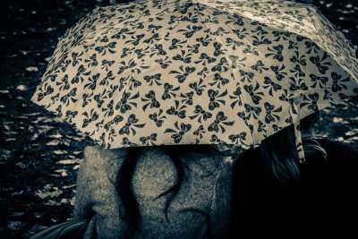 雨伞 一起 友谊 情绪 同舟共济 雨 作为情侣 落下