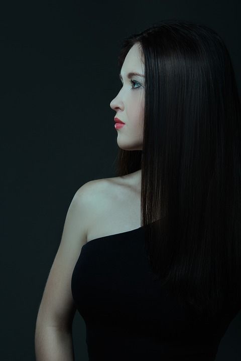 纵向 年轻女子 炙手可热的女孩 魅力 女士 时尚 一个女孩的肖像