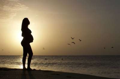 年轻漂亮 怀孕的女人 在海滩 美丽的怀孕 沙滩上的女人 孕 女士