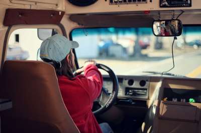 司机 女士 车辆 公共汽车 车 运输 帽 旅行 后视图 仪表板