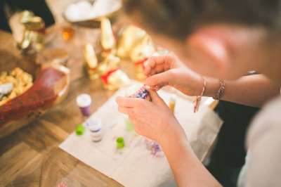 女孩 孩子 手 蛋 复活节 春天 染色 绘画 装饰 特写