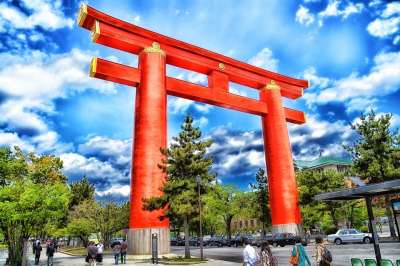 平安神宫 鸟居门 京都 日本 天空 云 结构 人们 树木 目睹