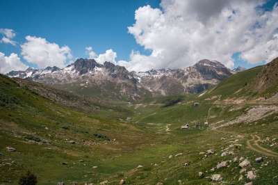 山 景观 山路 法国阿尔卑斯山 谷 岩石 蓝色多云的天空 背景