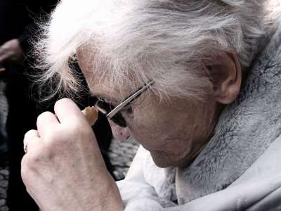 依赖 痴呆症 女士 老的 阿尔茨海默氏症 退休之家 照顾长者
