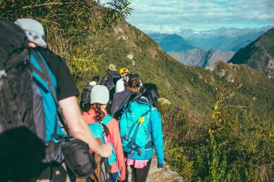 冒险 云 勘探 团体 徒步旅行者 远足 景观 山脉 山 户外
