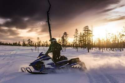 雪地摩托 拉普兰 瑞典 乐趣 滑雪斗 冬天 正午的阳光 运动的