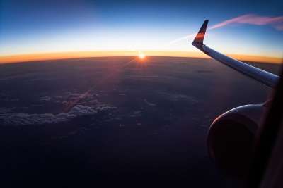 多于 飞机 航空发动机 云 航班 天空 太阳 日落 旅行