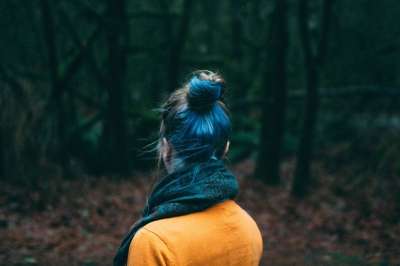 女孩 女士 人们 头发 围巾 户外 自然 树木 森林