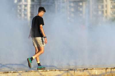 年轻男子 步行 喷泉 公园 随意的 盆地 水溅 水射流 城市景点