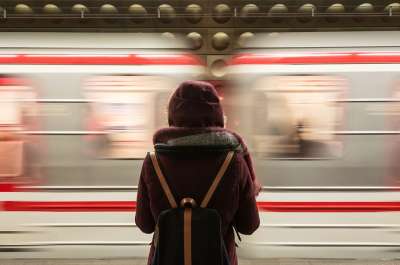 火车 车站 运输 人们 女孩 等待 乘客 旅行 棕色的旅行
