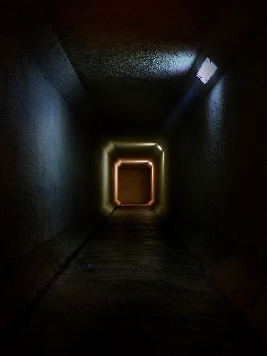隧道 幽灵般的 神秘 黑暗的 地下 光 铁路 结构 走廊 恐怖