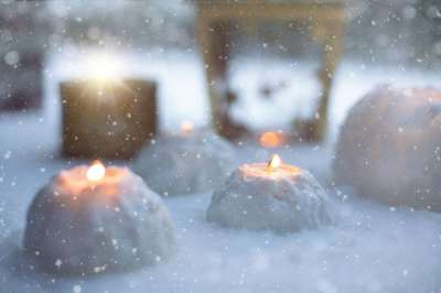 冬天 蜡烛 雪球 圣诞节 十二月 假期 季节 庆典 点燃的蜡烛