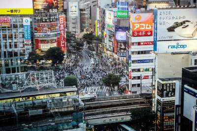 人们 人群 男人 女性 步行 空气 看法 街道 路 车 车辆