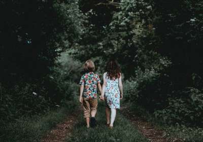 绿色 草 树木 植物 森林 人们 孩子们 男孩 女孩 牵手