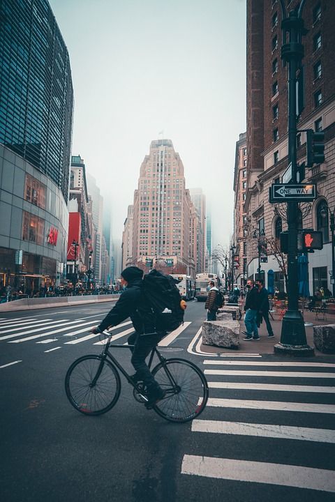 骑自行车的人 交界处 城市 街道 路口 建筑物 结构 摩天大楼
