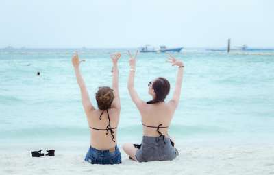 女孩望着大海 芭堤雅 泰国 海帕塔亚