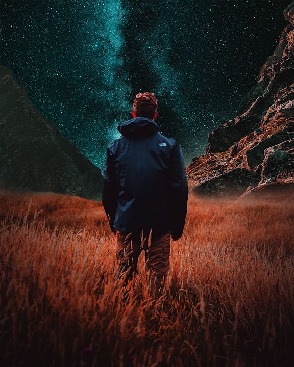 男人 远足 星空 银河 自然 景观 夜晚 晚上 原野