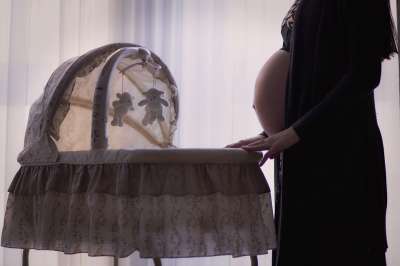 人们 婴儿 熊 腹部 出生 孩子 分娩 摇篮 婴儿床 家庭