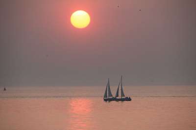 日落 太阳和大海 湖边的傍晚心情