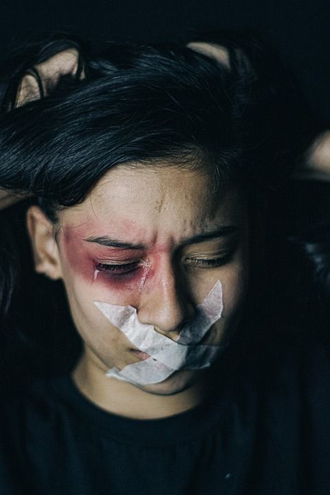 暴力 孩子 哭 虐待 录音的嘴 概念 年轻 挫伤 眼泪 伤心
