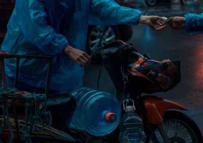小型摩托车 传递人 支付 越南 河内 生活 男人 摩托车 水容器