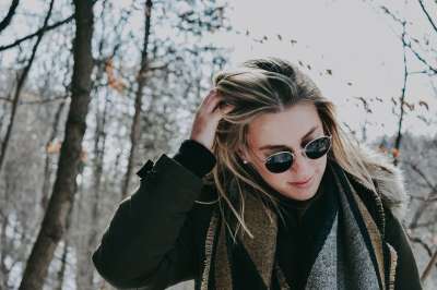 人们 女孩 女士 女性 旅行 户外的 雪 冬天 毛衣 外套