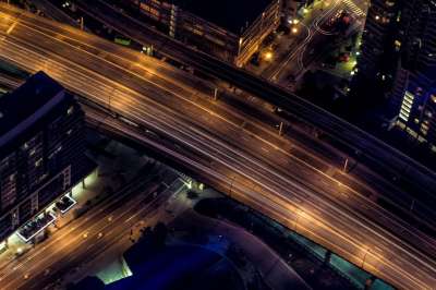 结构 建筑物 基础设施 黑暗的 夜晚 灯 桥 街道 路 车