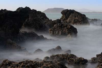 海岸 海 多雾路段 岩石 岩石海岸 薄雾 海滨 海洋 风景秀丽的