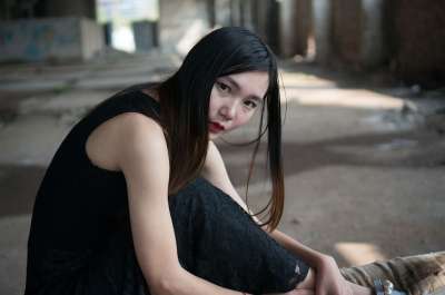 少女 女性 穿黑色裙子的女性 废墟上的女性