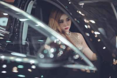 女人在车里 女孩 时尚 时尚女孩 女士 年轻 女性 模型 肖像