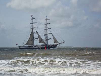 帆船 波涛汹涌的大海 有风 风雨如磐 船 北海 海岸