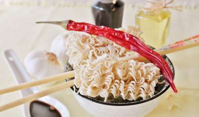 面条 速食面 立即的 拉面 亚洲人 亚洲 食物 享受一顿 盘子