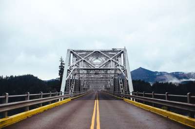 桥 结构体 基础设施 路 旅行 户外的 自然 景观 山 看法