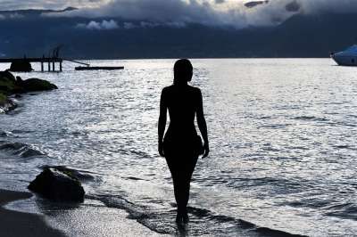 女孩 海滩 海 轮廓 海洋 女士 美丽 女性 自然 景观 水