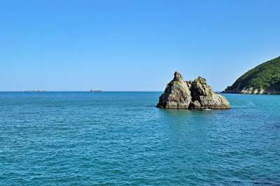 海 船舶 岛 岩石 天空 海洋 地平线 岩层 海景 蓝色的大海