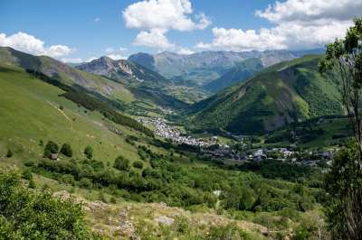 山 景观 深谷 法国阿尔卑斯山 谷 岩石 蓝色多云的天空 背景