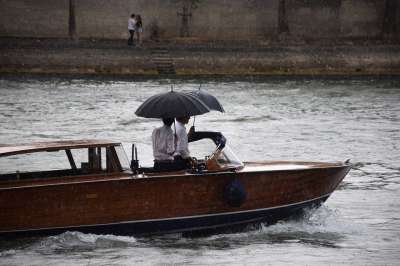 雨 干 雨伞 船舶 船 摩托罗 快艇 运输 河 巴黎 法国