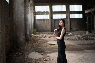 少女 女性 穿黑色裙子的女性 废墟上的女性
