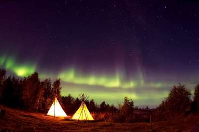 Teepees 营 营地 极光 北极光 森林 树木 景观 夜晚