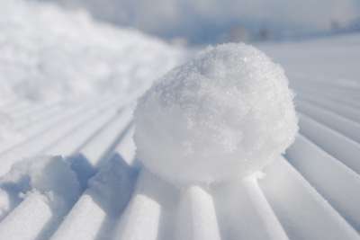 滚雪球 雪 筛过的雪 雪花 冷冻 冬天 滚雪球 滚雪球 滚雪球