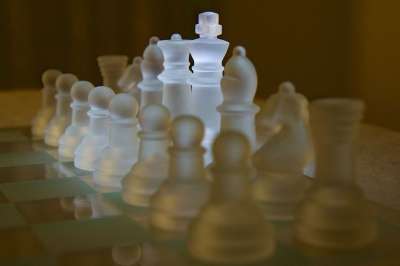 象棋 国际象棋游戏 棋盘上的棋子 王 女士 赛跑者 游戏 战略