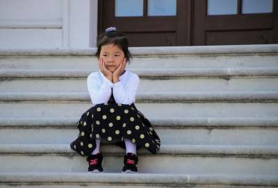 童年 小女孩 楼梯 圆点 漂亮 裙子 看 头发 非常 她的肖像