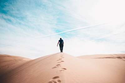 沙漠 景观 阳光明媚 高地 山 天空 户外的 人们 男人 旅行