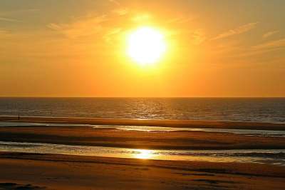 日落 太阳 落山的太阳 海 太阳和大海 余辉 阳光 傍晚的天空