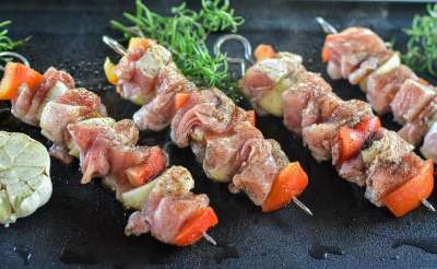 沙什利克 肉串 烧烤 一顿饭 食物 肉 盘子 厨房 香料 配料