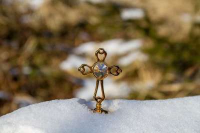 叉 宗教 金子 玻璃石 自然 雪 森林 复活节 教会