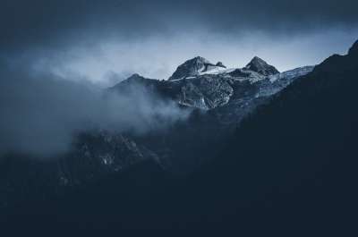 山 顶峰 多雾路段 云 首脑 岩石 洛基山 深渊 景观 自然